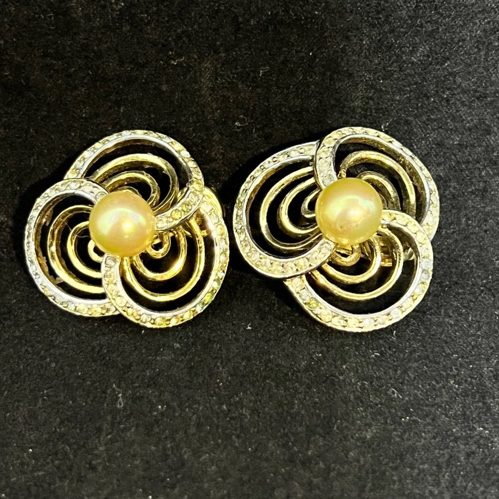 Crown Trifari Gold Tone Faux Pearl & Rhinestone Earrings & Brooch Set (3681) - Picture 5 of 8